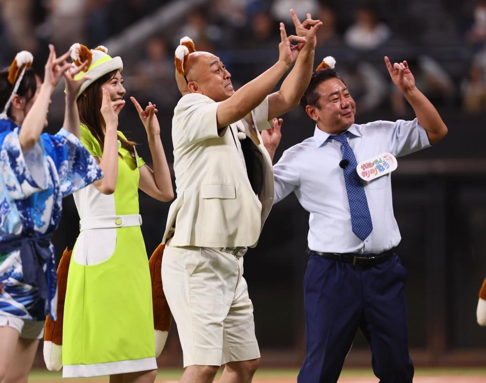 　きつねダンスを踊る（左から）田口彩夏ＨＴＢアナウンサー、錦鯉・長谷川雅紀、錦鯉・渡辺（撮影・中島達哉）