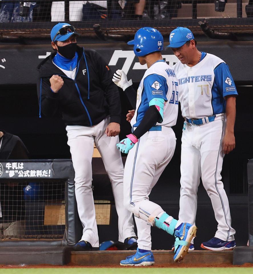 　７回、勝ち越しソロを放った万波（中央）を迎える新庄監督（左）＝撮影・中島達哉