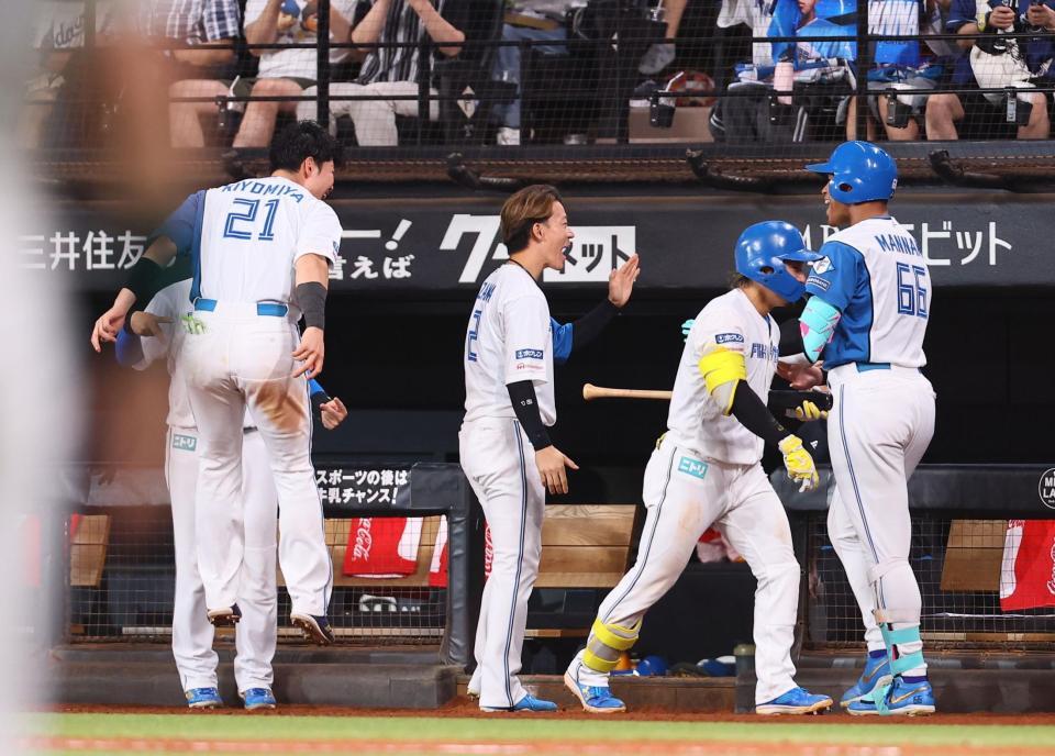 　７回、勝ち越しソロを放った万波（６６）を迎える日本ハムナイン（撮影・中島達哉）