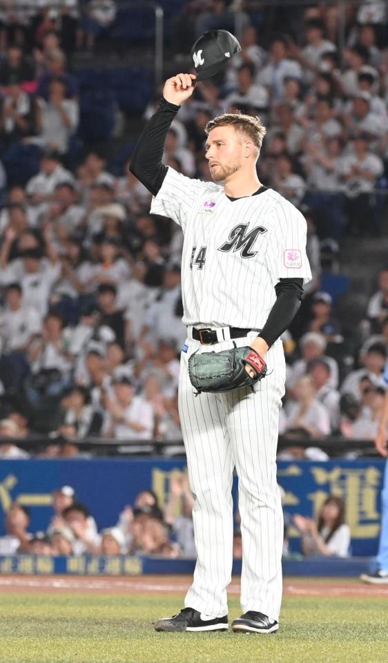 　６回、山村の邪飛を好捕した西川に帽子を取って讃えるボス（撮影・持木克友）