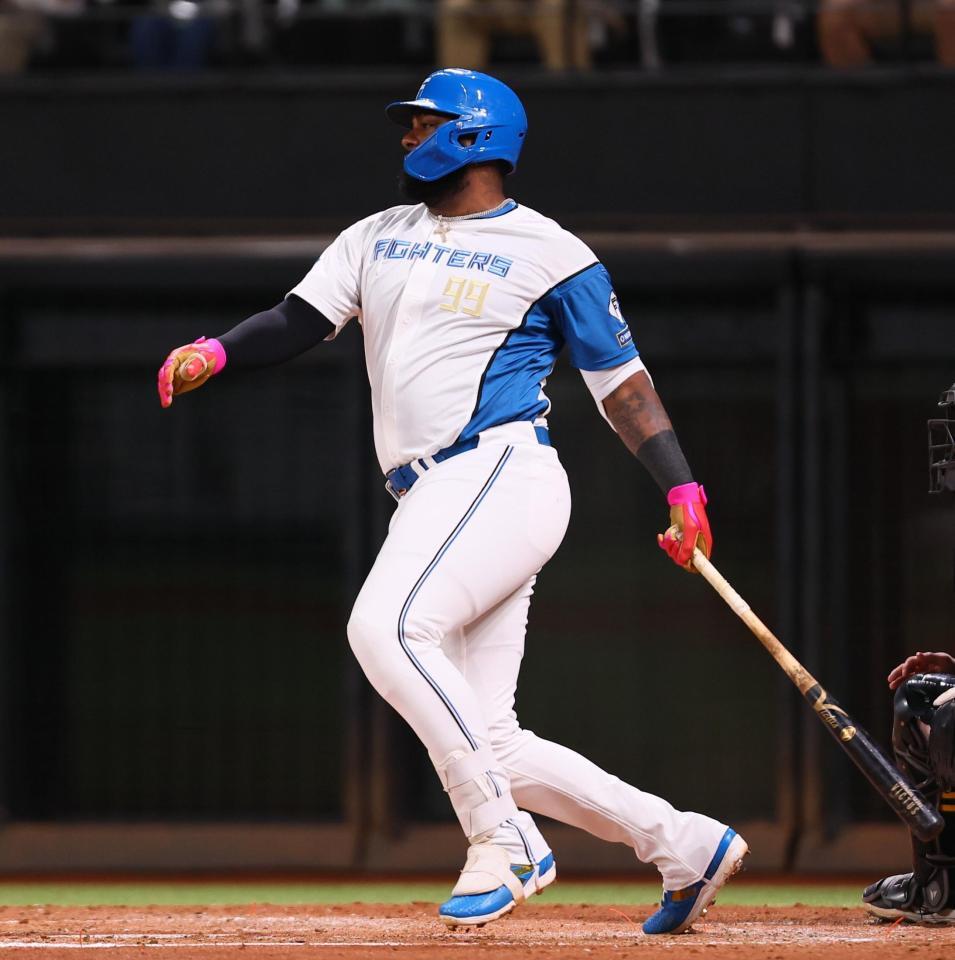 　３回、逆転となる２点適時打を放つレイエス（撮影・中島達哉）