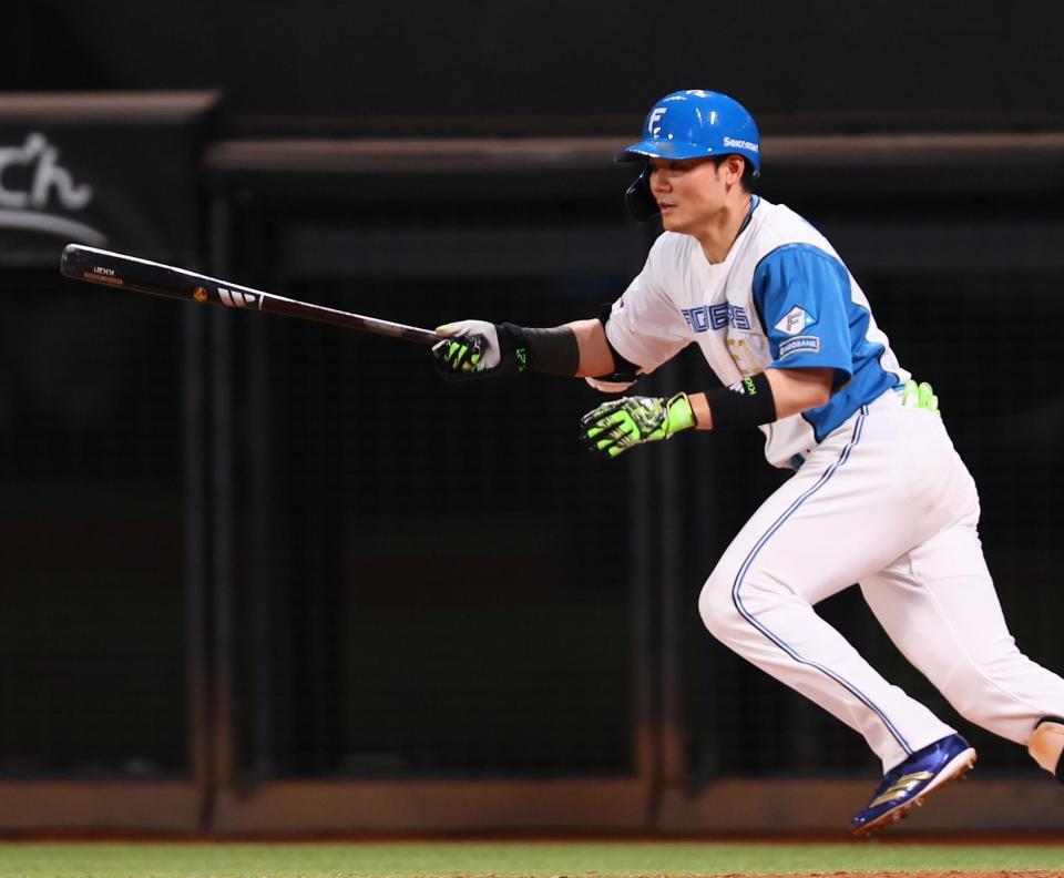 　３回、中前に適時打を放つ清宮幸（撮影・中島達哉）