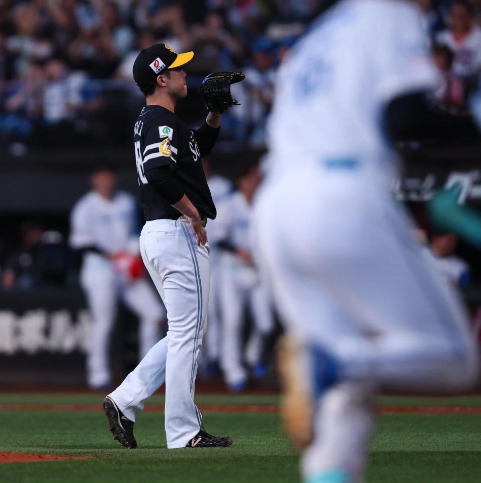 　７回、万波（右）に勝ち越しソロを浴びる藤井（撮影・中島達哉）