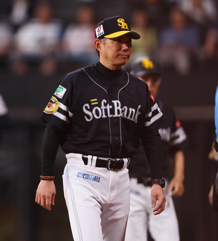 　６回、選手交代を告げる小久保監督（撮影・中島達哉）