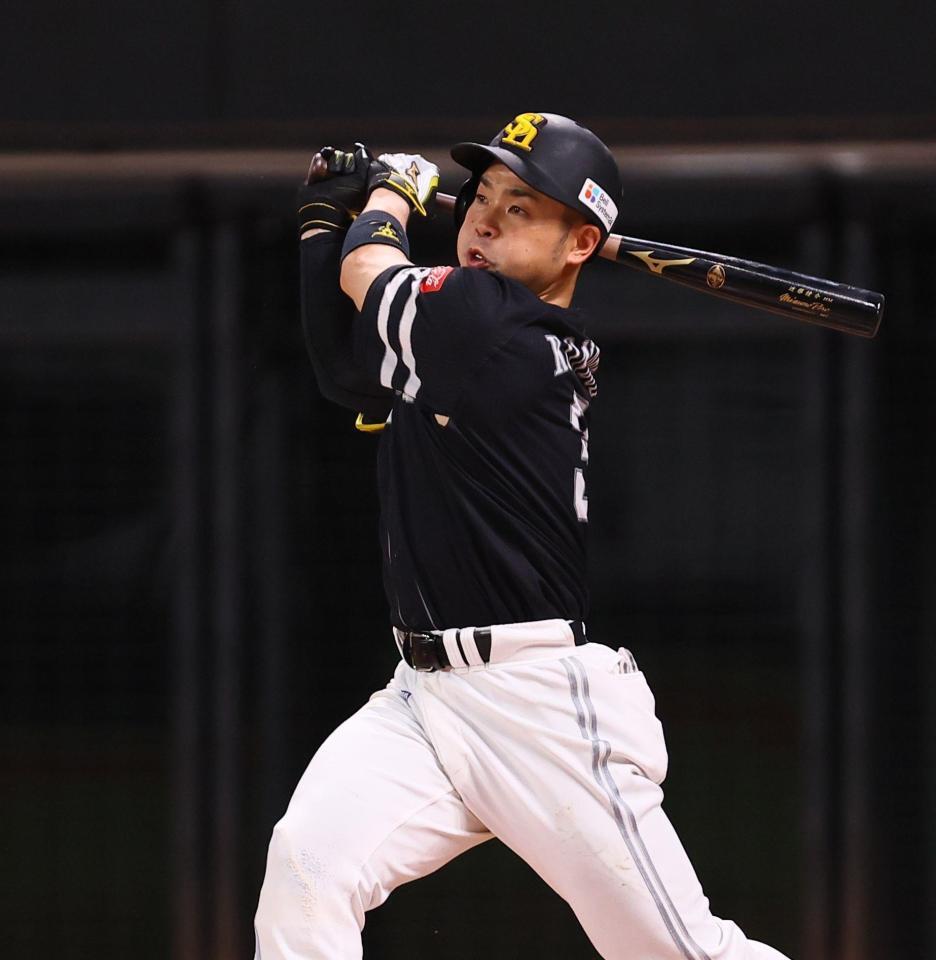 　６回、二塁打を放つ近藤（撮影・中島達哉）