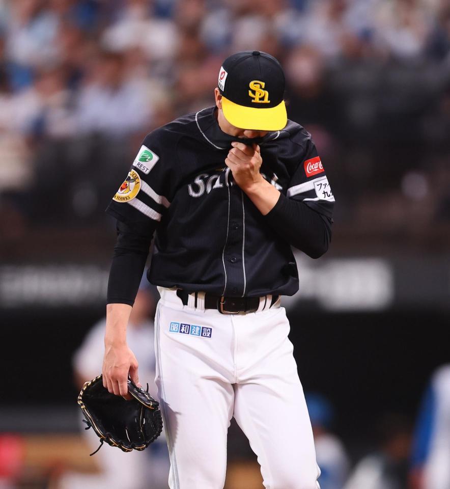 　７回、勝ち越しソロを浴び、肩を落としながらベンチに下がる藤井（撮影・中島達哉）