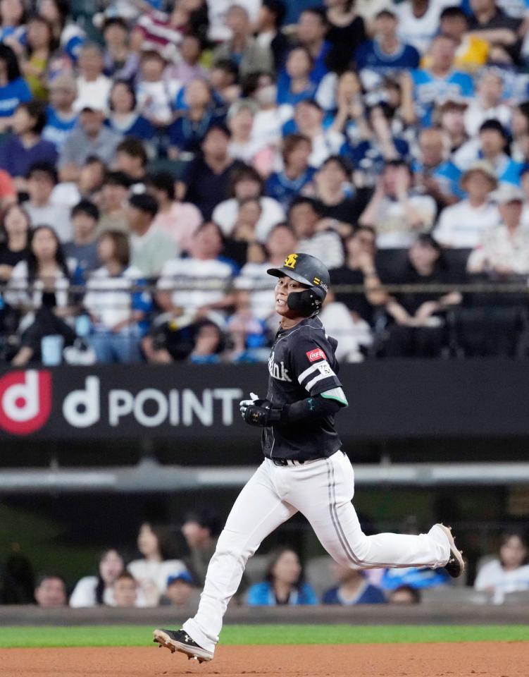 　２回、本塁打を放った今宮