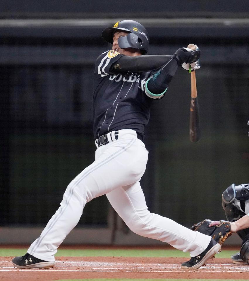 　２回、今宮が右中間に本塁打を放つ