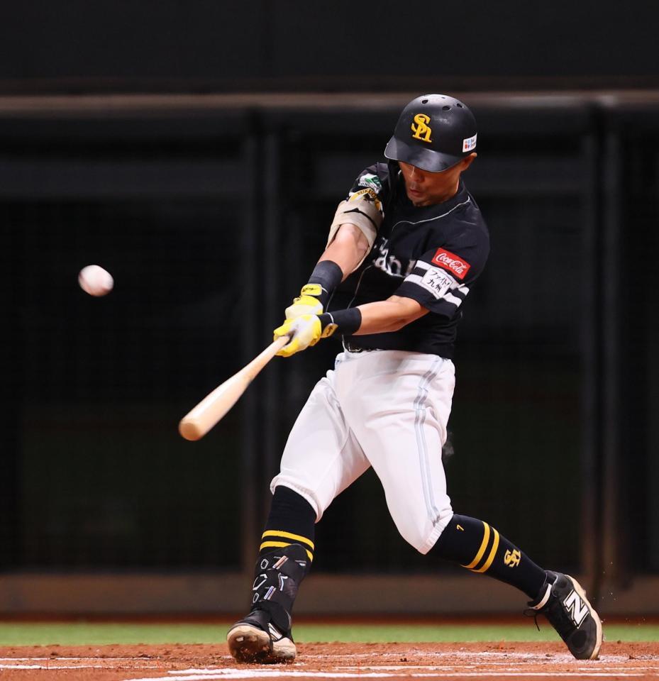 　２回、先制ソロを放つ中村（撮影・中島達哉