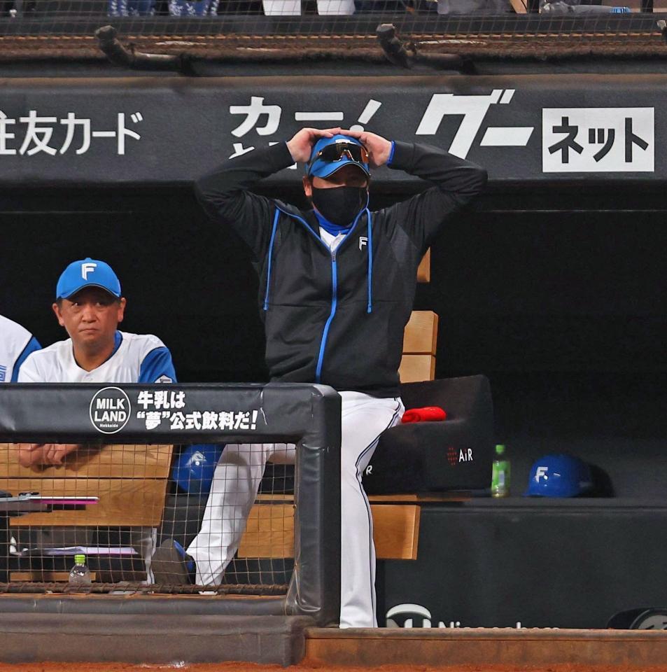 　９回、柳川が周東に投げたボールの判定に頭を抱える新庄監督（右）＝撮影・中島達哉