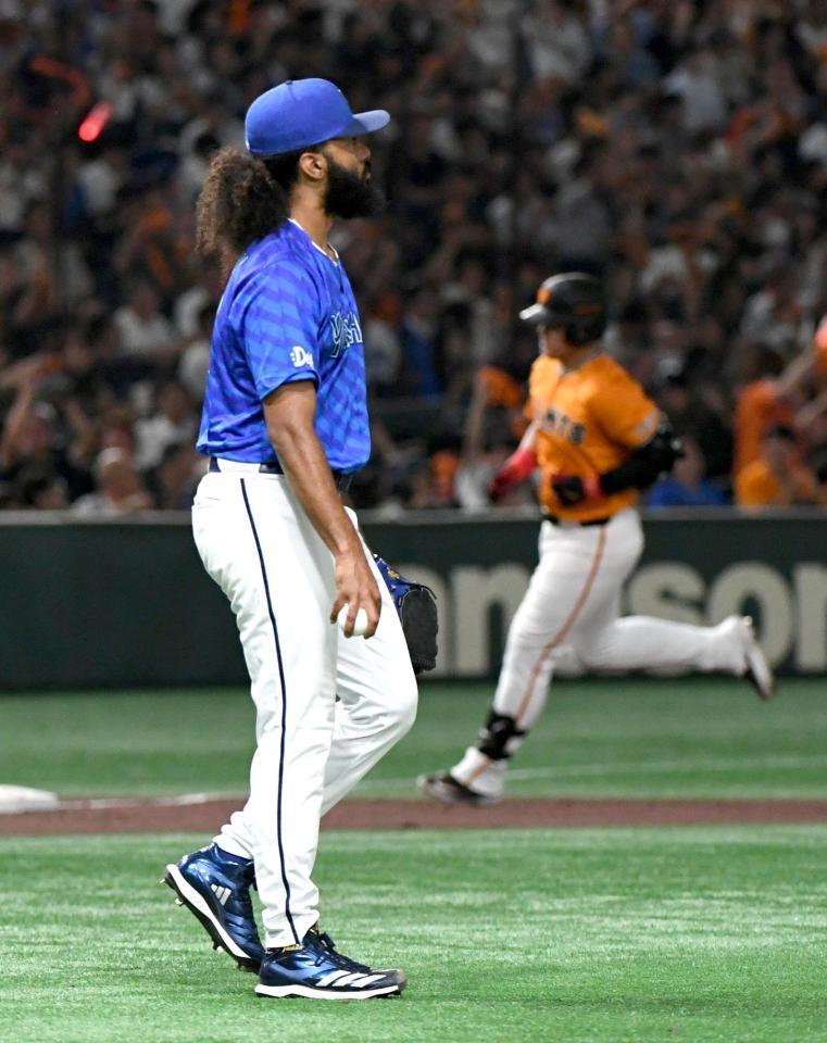 　３回、ジャクソンは岡本（右）に先制ソロを打たれる（撮影・佐藤厚）