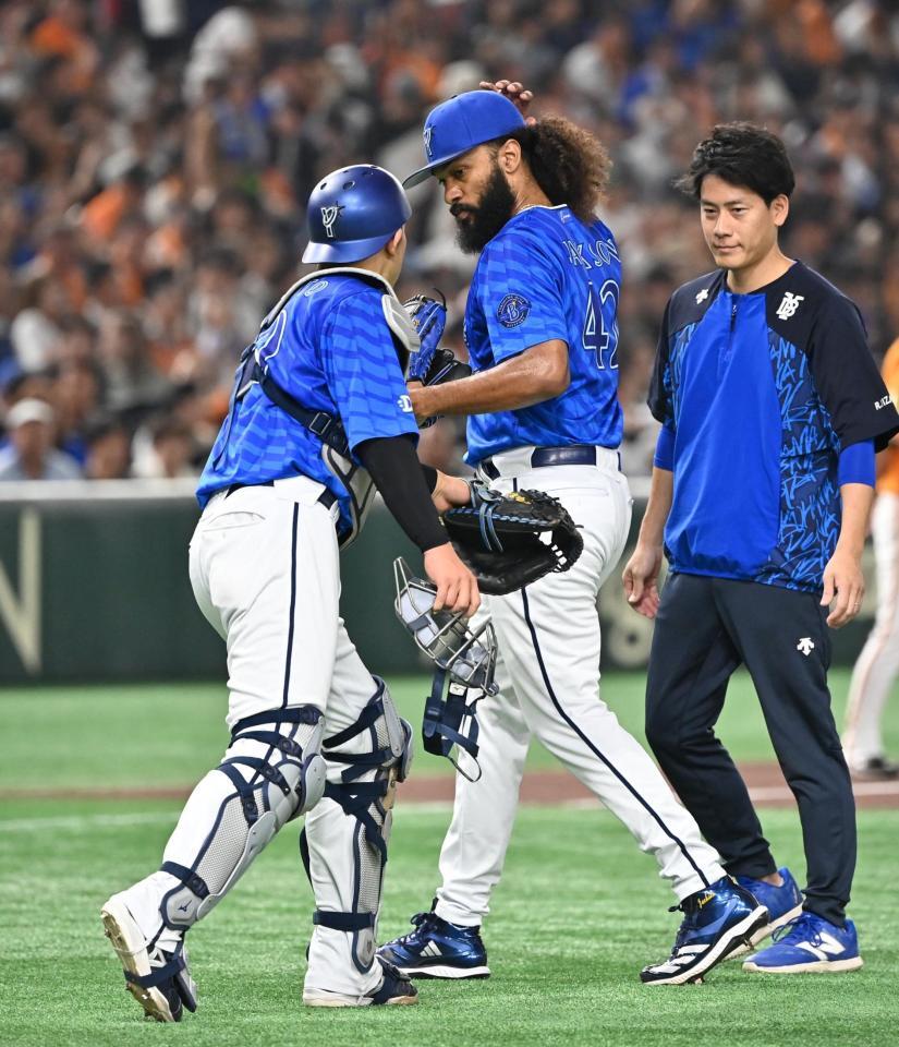 　６回裏途中、降板するジャクソン（中）