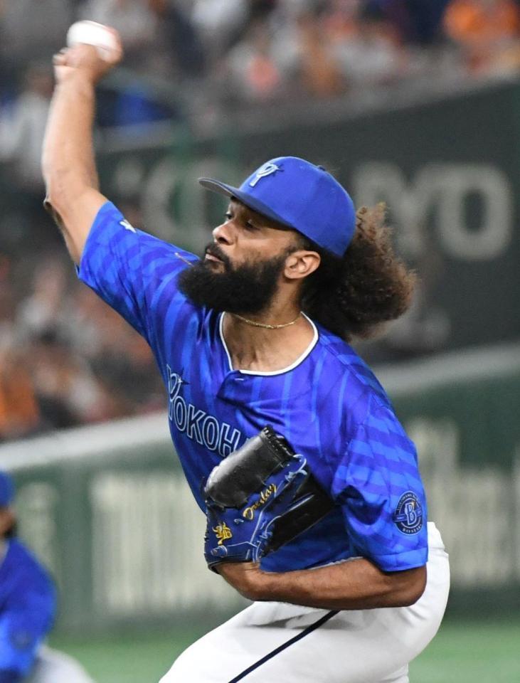 　巨人打線を相手に力投するジャクソン（撮影・佐藤厚）