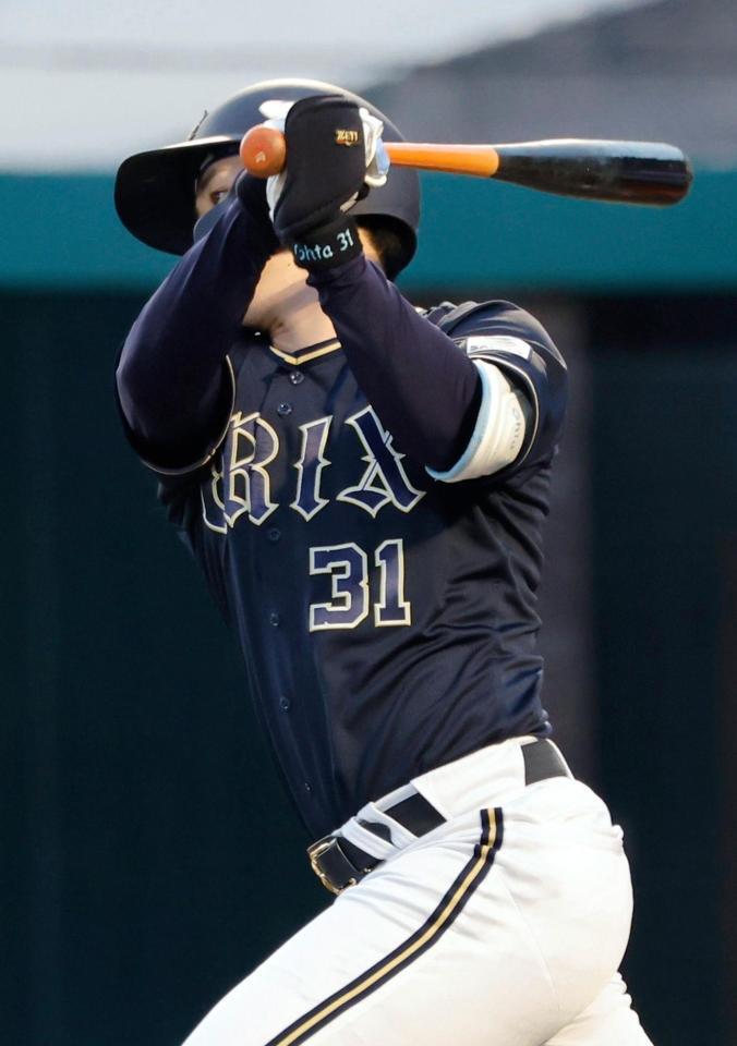 　１回、太田が中前に先制打を放つ