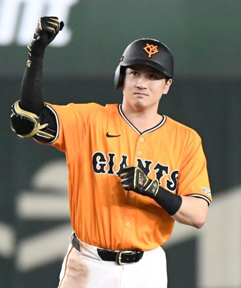 　６回、泉口は左線に適時二塁打を放つ（撮影・佐藤厚）