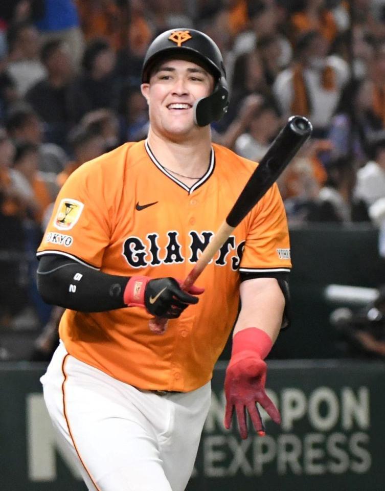 　７回、リチャードは右中間に７号３ランを放つ（撮影・佐藤厚）