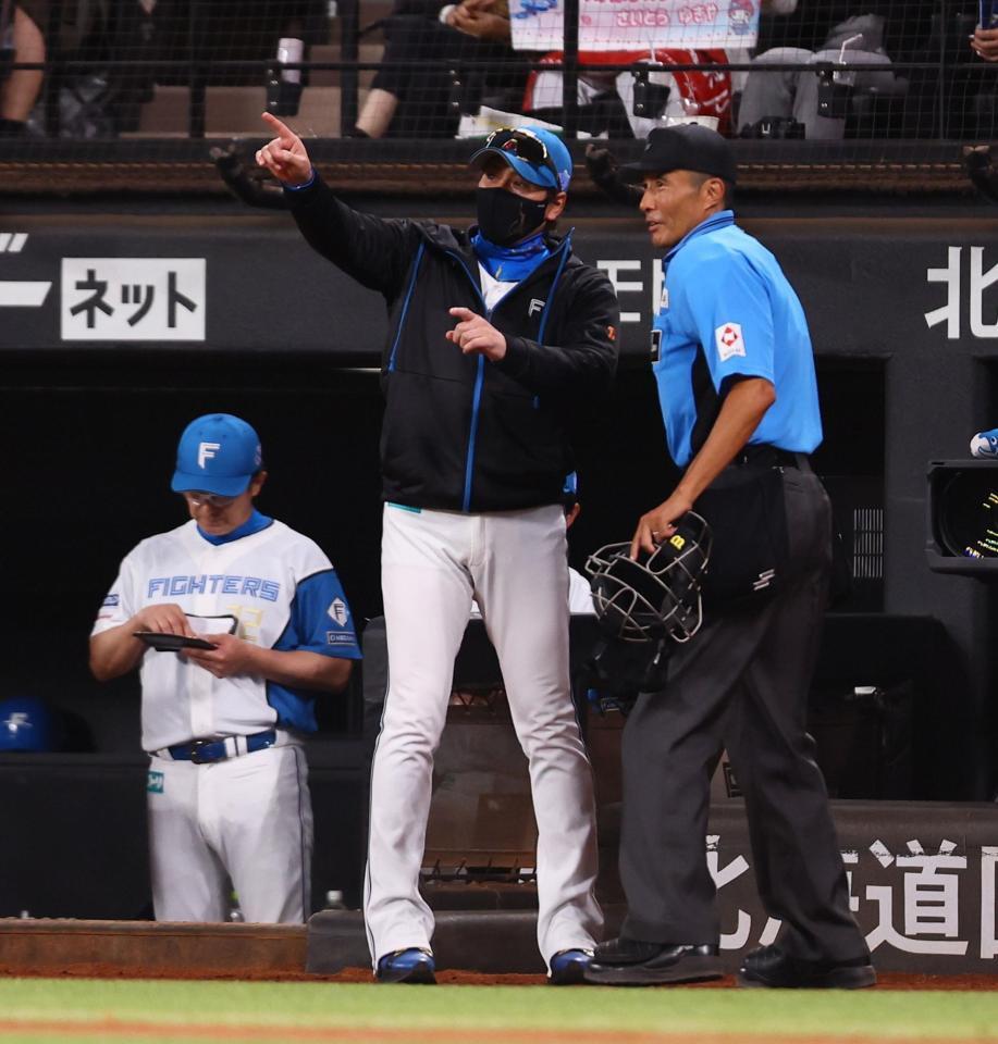 　８回、近藤を抑えたところで守備位置を変更する新庄監督（中央）＝撮影・中島達哉