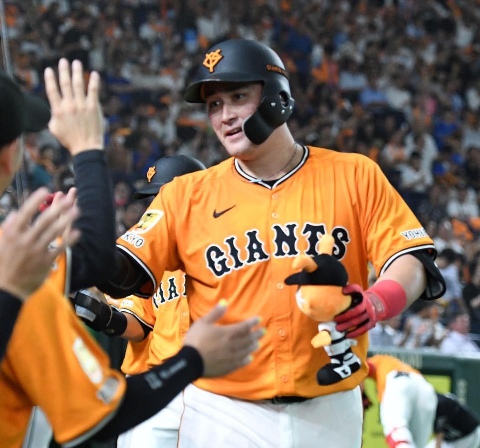 　７回、リチャードは右中間に７号３ランを放ち、ナインに迎えられる（撮影・佐藤厚）