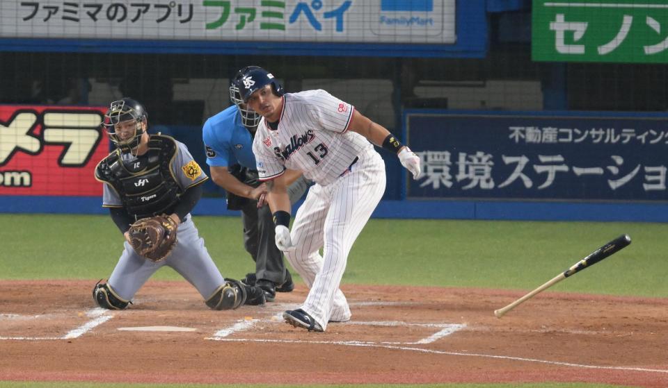 　２回、バットがすっぽ抜け、空振り三振に倒れるオスナ（撮影・伊藤笙子）