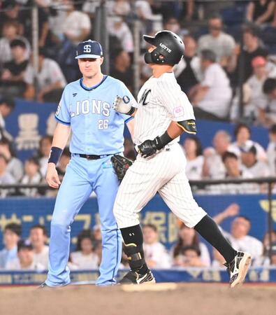 　９回、センターフライに倒れる山口（撮影・持木克友）