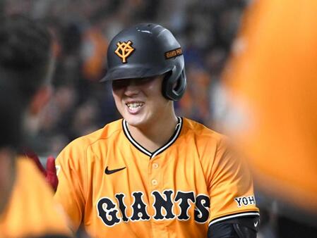 　３回、ソロを放ち、笑顔を見せる岡本