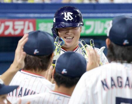 　４回、先制ソロを放ち、ナインに迎えられる村上