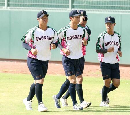 　ランニングをする沖縄尚学・末吉良丞（左）と新垣有絃（同２人目）ら＝撮影・中田匡峻