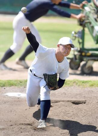 　ブルペンで投球練習をする日大三・近藤（撮影・開出牧）