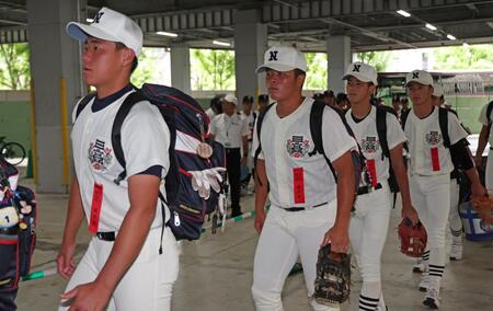 　球場入りする日大三ナイン（撮影・中田匡峻）