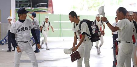 【写真】夏の甲子園　決勝前に両校指揮官がニッコニコであいさつ　言葉をかわす光景に選手たちも笑顔でいい雰囲気