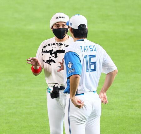 　試合前、達（右）に声を掛ける新庄監督＝２２日