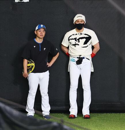 　武田投手コーチ（左）と柴田のブルペンを見守る新庄監督＝２２日