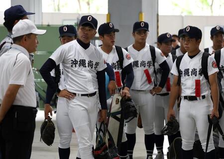 　球場入りする比嘉公也監督（中央左）ら沖縄尚学ナイン（撮影・中田匡峻）