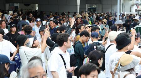 　開門し、多くのファンが球場に向かって歩く（撮影・中田匡峻）