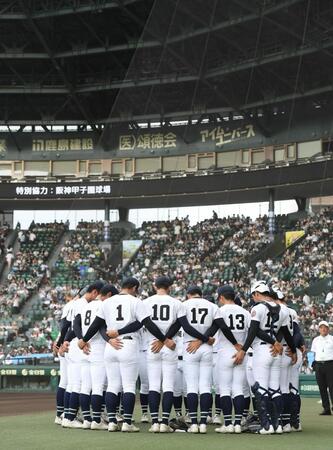 　試合前に円陣を組む沖縄尚学ナイン（撮影・西田忠信）