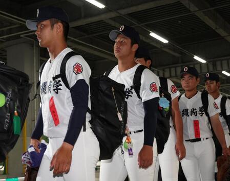 　球場入りする末吉良丞（左から２人目）ら沖縄尚学ナイン（撮影・中田匡峻）