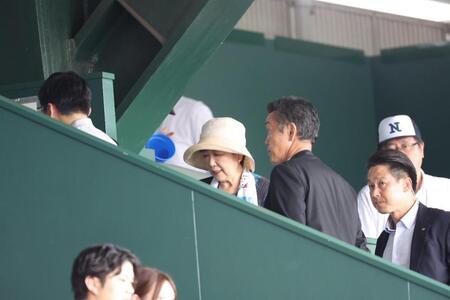 　甲子園を訪れた小池百合子都知事
