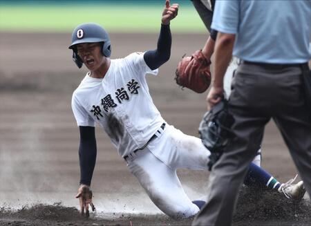 　６回、宜野座の勝ち越し適時打で生還する沖縄尚学・宮城（撮影・中田匡峻）