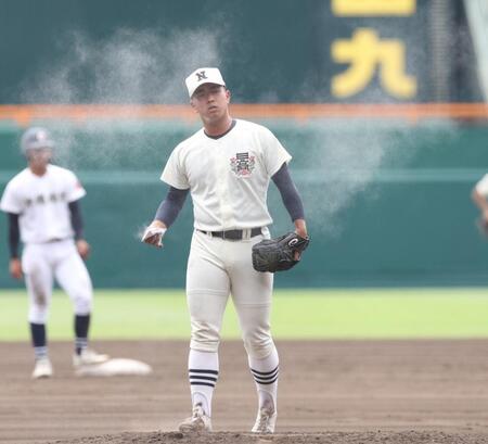 　７回、判定に怒りを露わにする日大三・近藤（撮影・中田匡峻）