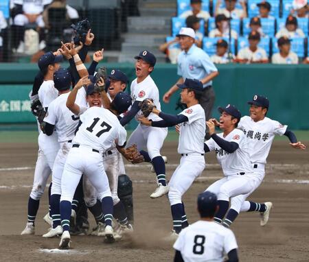 　優勝を決め歓喜の沖縄尚学ナイン（撮影・山口登）