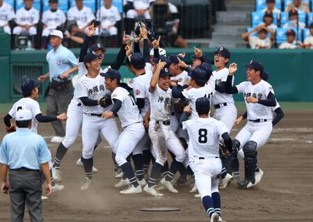 　優勝を決め歓喜の沖縄尚学ナイン（撮影・山口登）