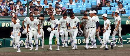 　優勝を逃し肩を落とす日大三ナイン（撮影・山口登）