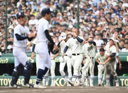 　沖縄尚学に敗れ、涙を流す日大三の選手たち（撮影・西田忠信）