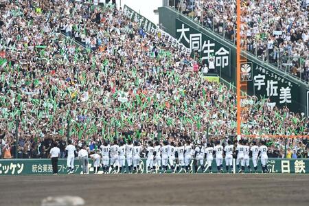 　スタンドの大応援団と優勝の喜びを分かち合う沖縄尚学ナイン（撮影・開出牧）