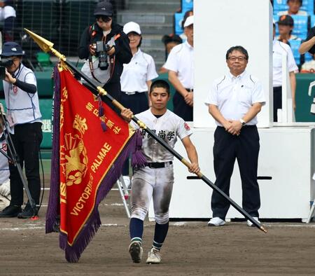 【写真】沖縄尚学の主将　女手一つで育ててくれた母の誕生日→お立ち台から「育ててくれてありがとう」→アルプスの母号泣