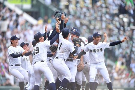 　日大三に競り勝って夏の甲子園初優勝！マウンドで喜びを爆発させる沖縄尚学ナイン（撮影・開出牧）