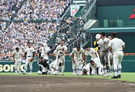 　試合後、スタンドにあいさつし泣き崩れる日大三ナイン（撮影・開出牧）