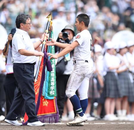 　優勝旗を受け取る沖縄尚学・真喜志拓斗（撮影・開出牧）