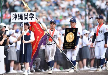 　優勝メダルを胸に行進する真喜志拓斗（手前）ら沖縄尚学ナイン（撮影・開出牧）
