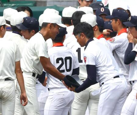 【写真】両チームの監督が感動的なシーン　祝福する日大三・三木監督に比嘉監督が深く腰を折り感謝